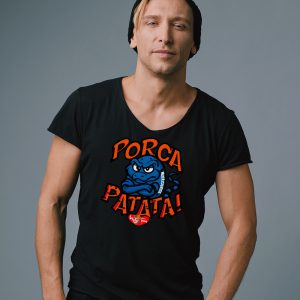 t-shirt nera Inter divertente PorcaPatata con grafica nerazzurra e tifoso in curva