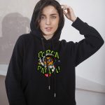 Felpa nera con patata astronauta cartoon, stampa colorata e design divertente streetwear