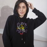 Felpa nera con patata astronauta cartoon, stampa colorata e design divertente streetwear