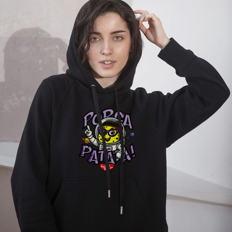 Felpa nera con patata astronauta cartoon, stampa colorata e design divertente streetwear