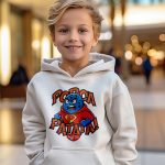 Felpa bianca con patata supereroe cartoon, stampa colorata e design divertente streetwear