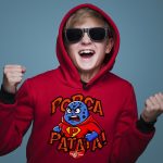 Patata supereroe cartoon su felpa rossa